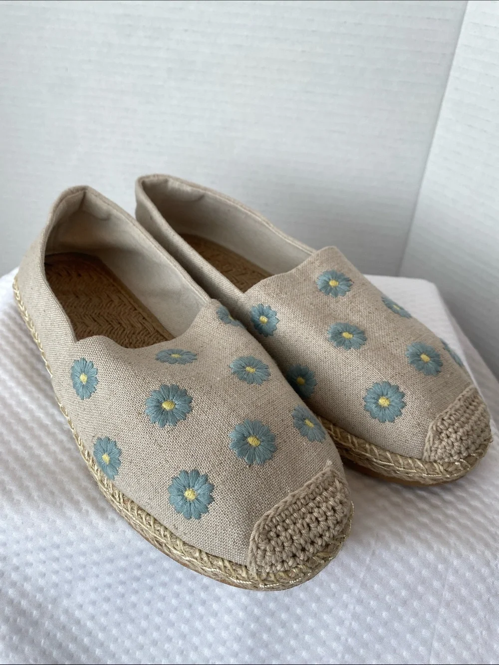 New Women's Daisy Embroidered Canvas Espadrilles Slip-On Flats - Size 8 / 8.5